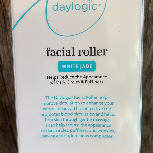 NWT White Jade Facial Roller 🌸 Helps Reduce the Appearance of Dark Circles - Picture 3 of 5